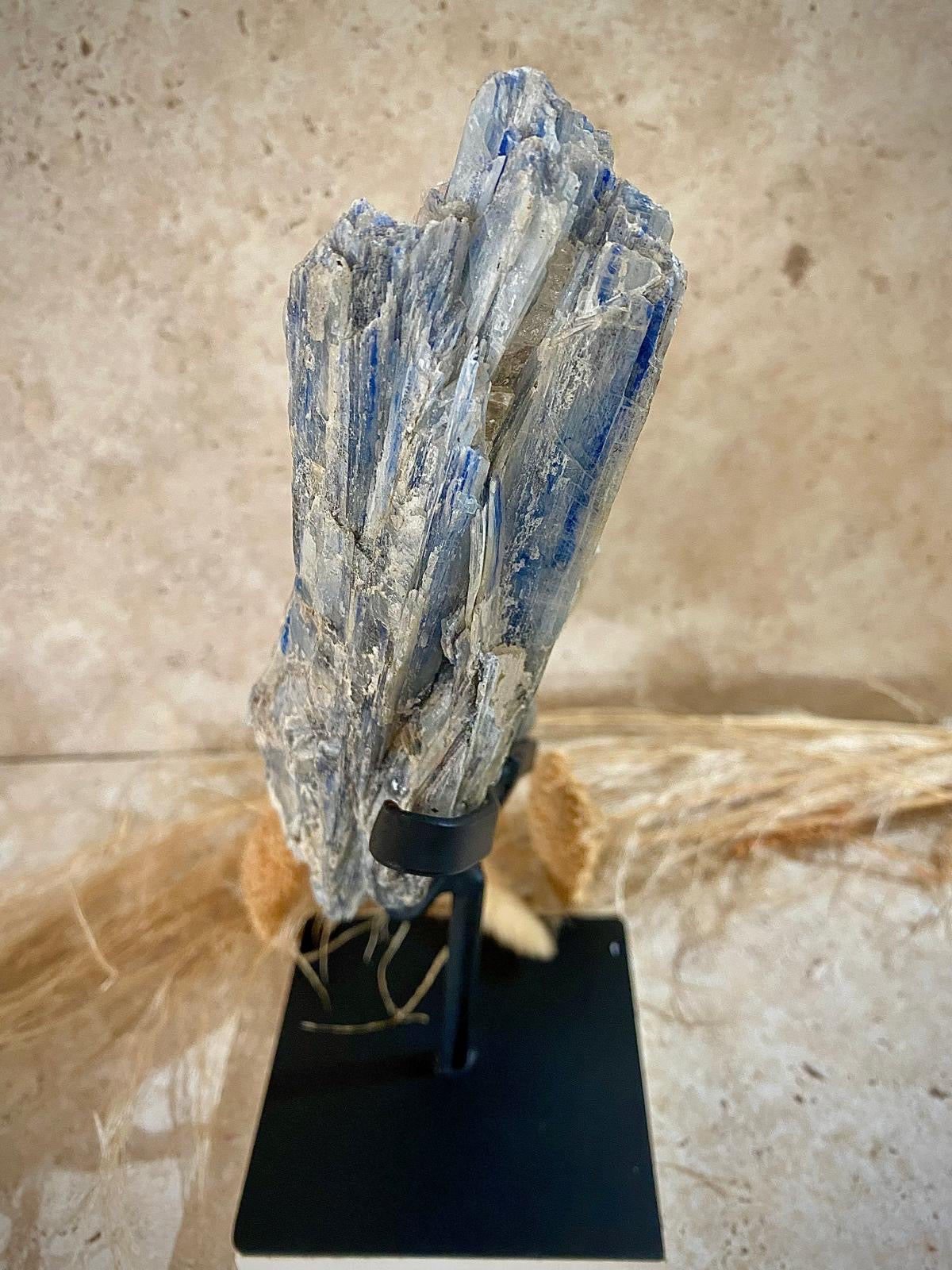 Cyanite brute sur socle