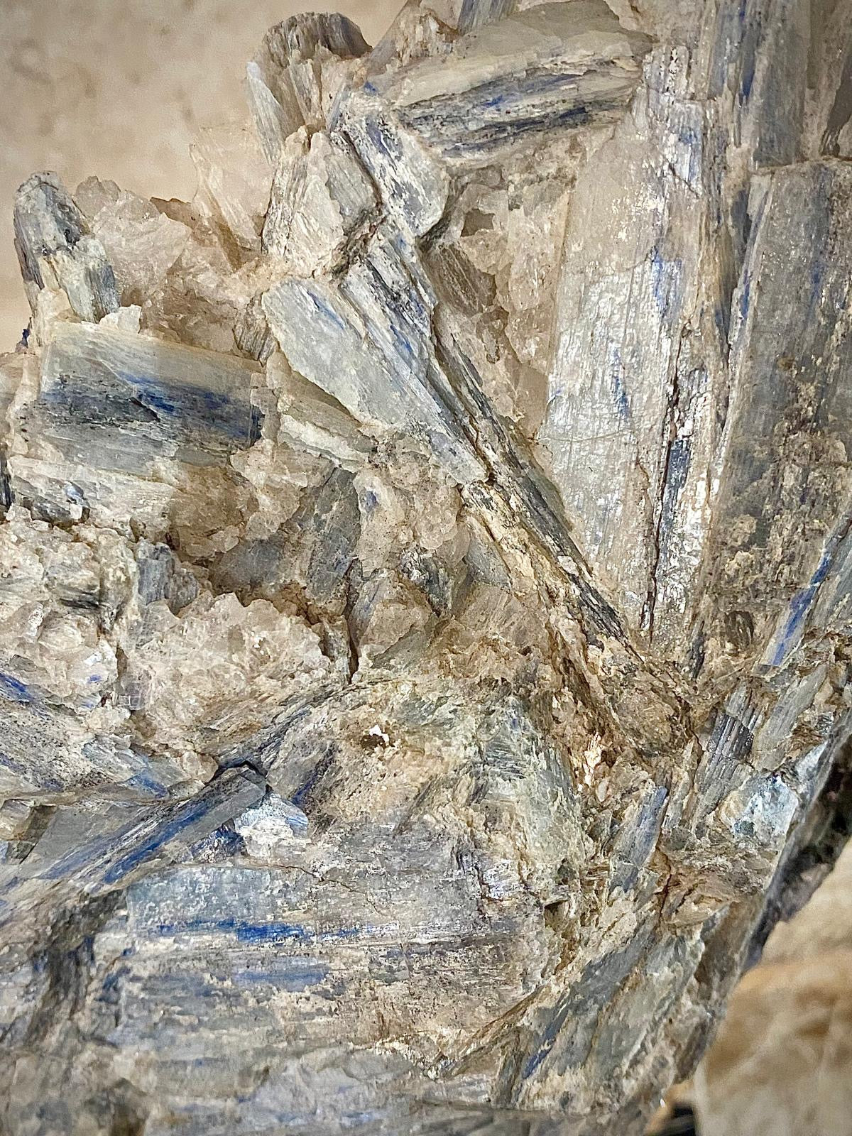 Cyanite brute sur socle