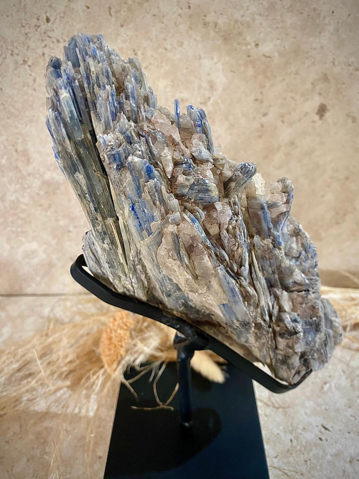 Cyanite brute sur socle