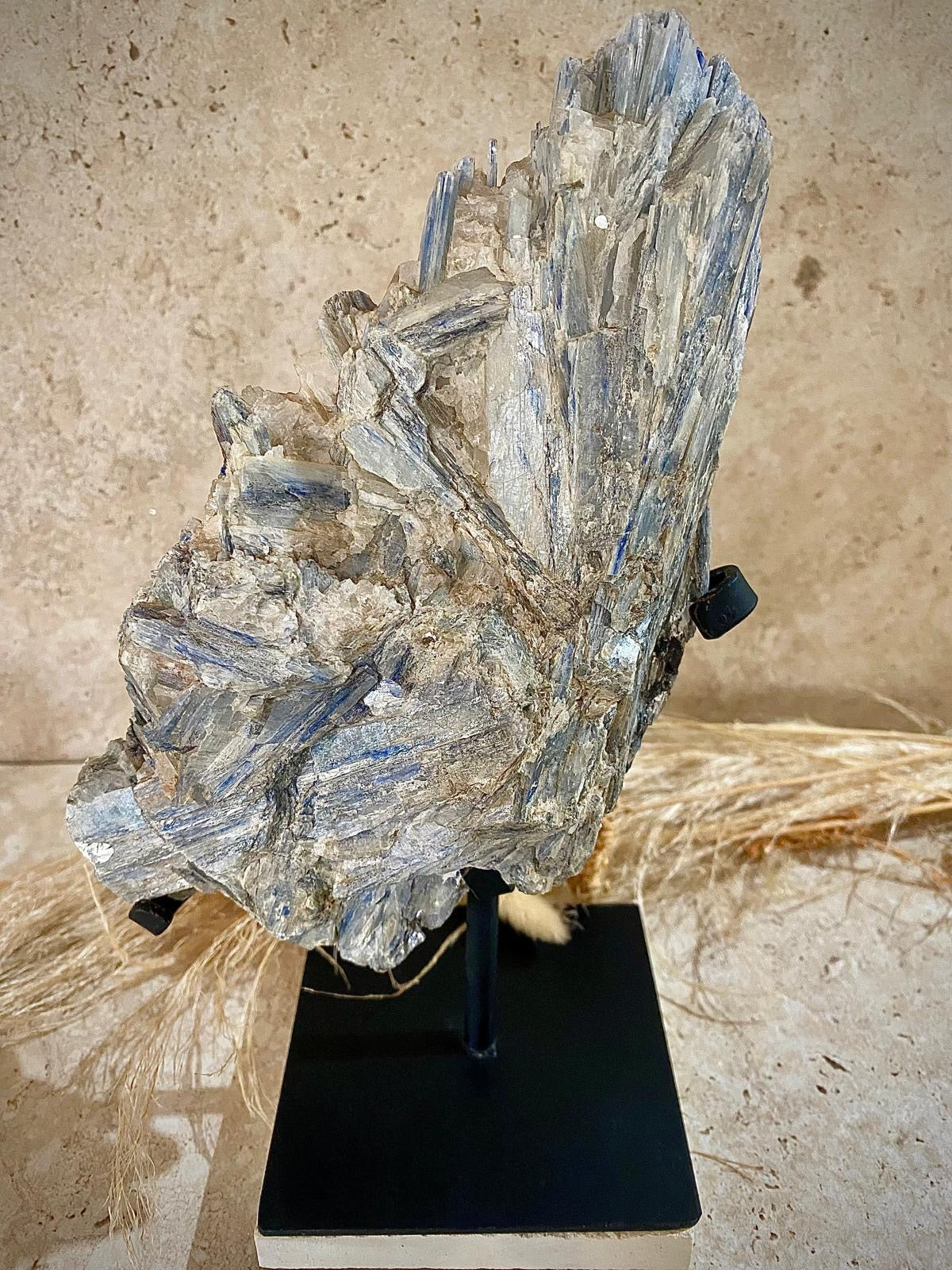 Cyanite brute sur socle