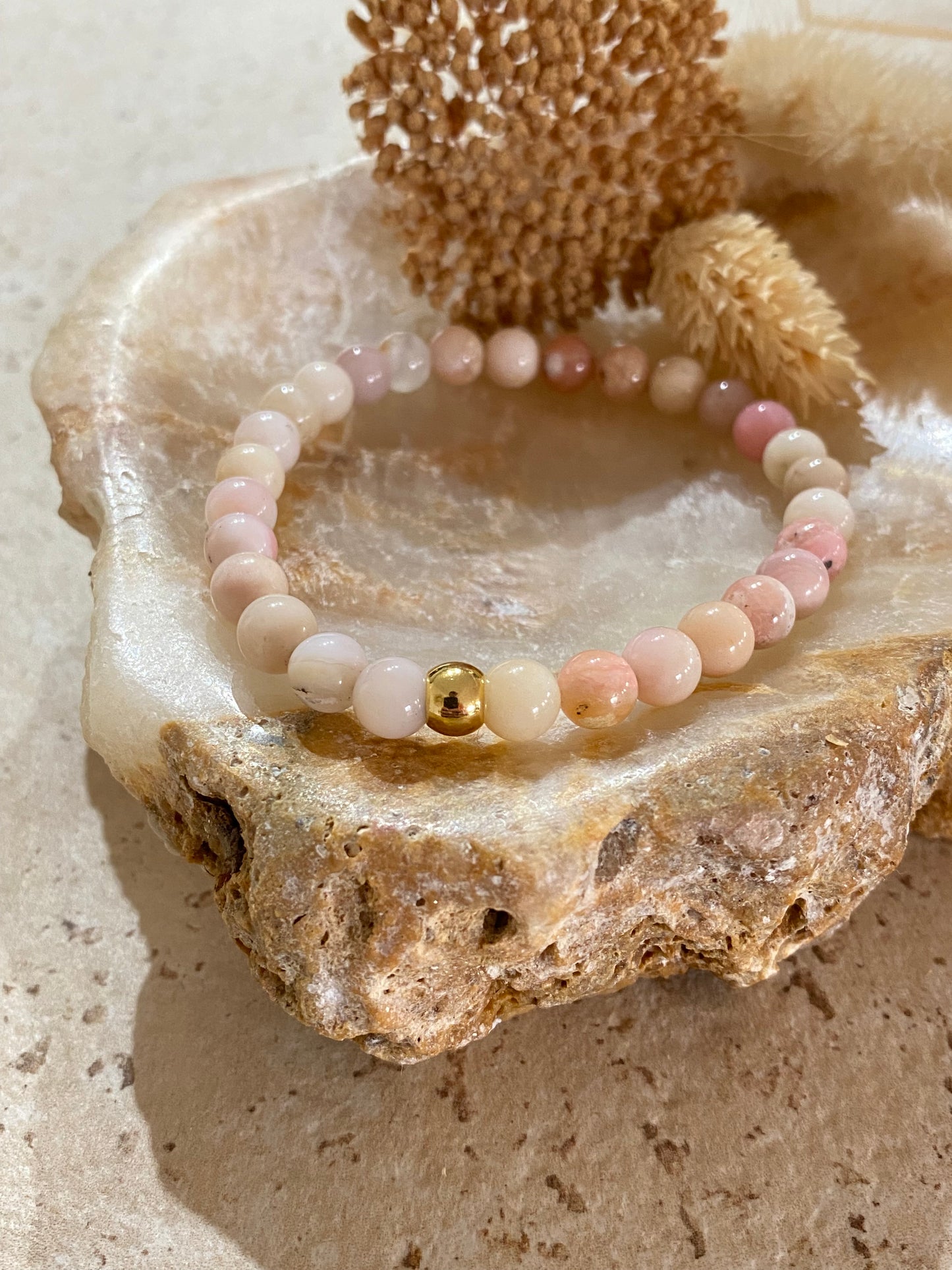 Bracelet perles rondes en opale rose et perle dorée sur pierre naturelle décorative