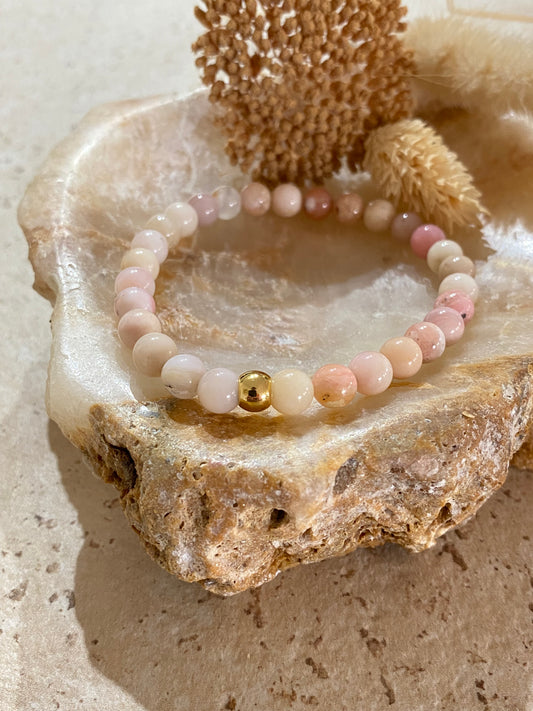 Bracelet perles rondes en opale rose et perle dorée sur pierre naturelle décorative