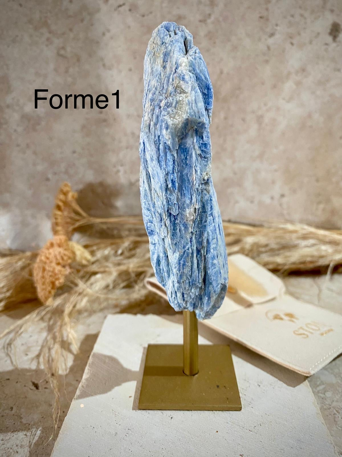 Cyanite brute sur socle